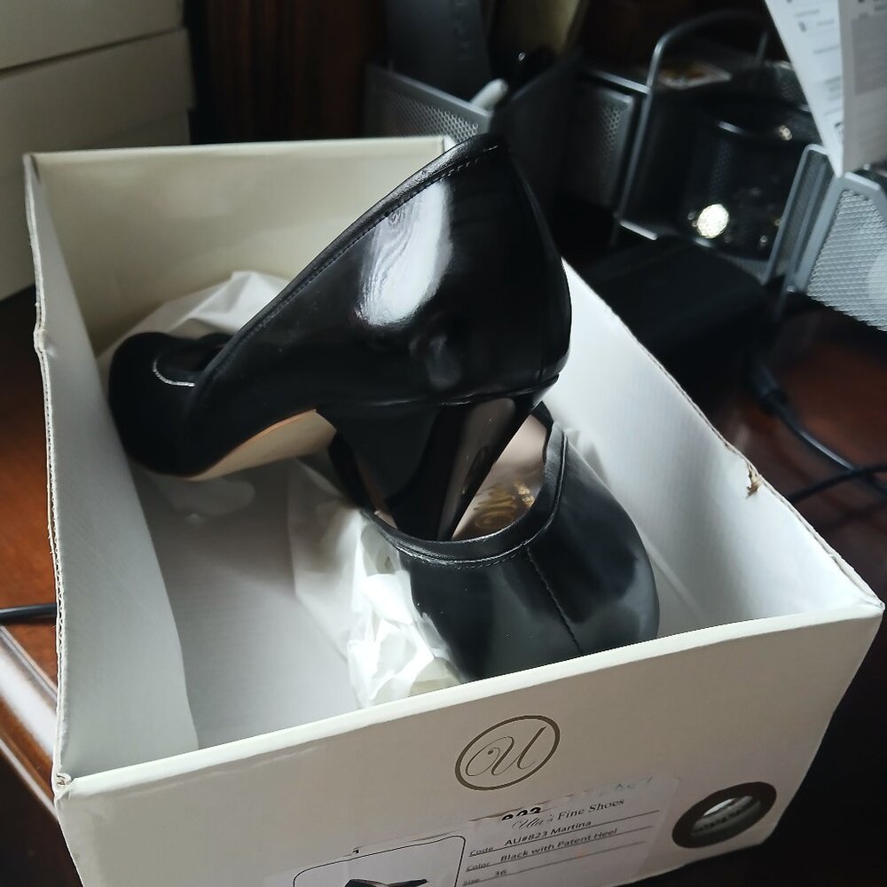 New black suede and patent leather low heels